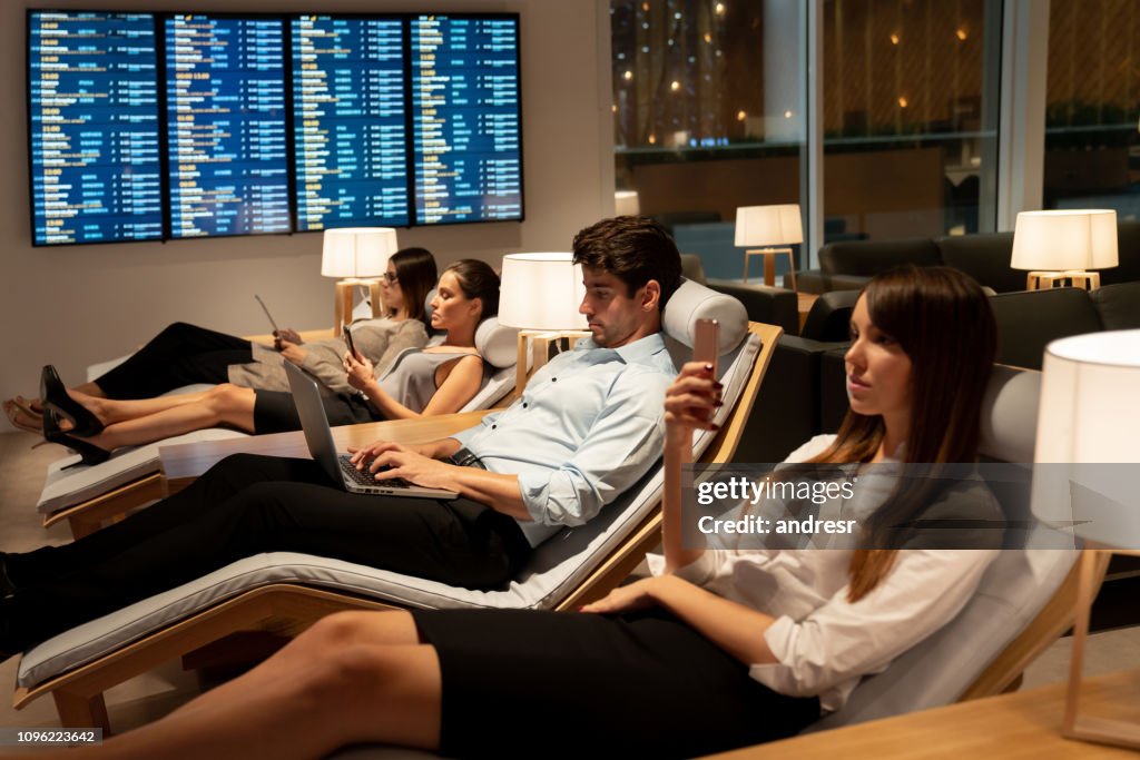 Reisen Geschäftsleute Entspannung in einer VIP-Lounge am Flughafen