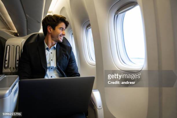 business-mann, mit dem flugzeug reisen und arbeiten auf seinem laptop - business jet stock-fotos und bilder