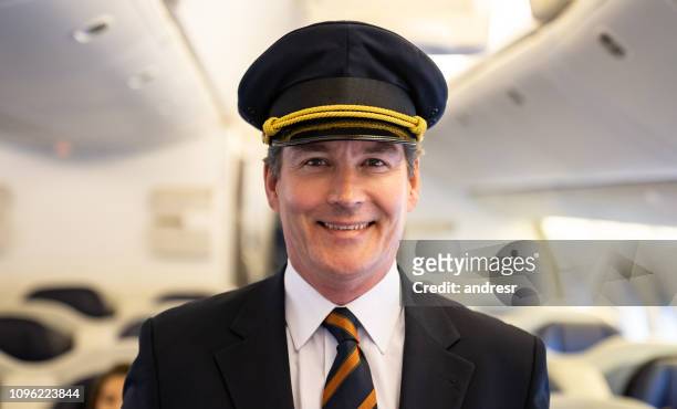 一個愉快的飛行員的畫像在飛機 - 飛機師帽 個照片及圖片檔