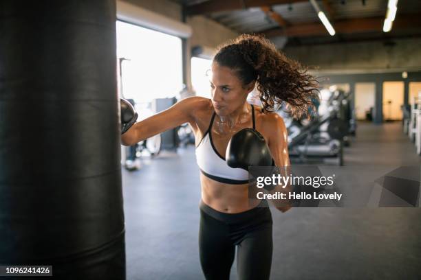 young female boxer - boxing stockfoto's en -beelden