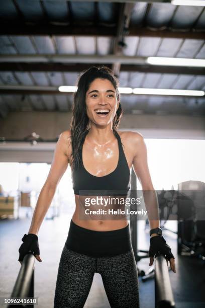 young female athlete smiling - forward athlete stockfoto's en -beelden