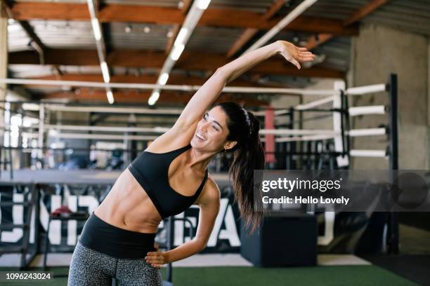 young woman stretching - heroine sport 2018 stock-fotos und bilder