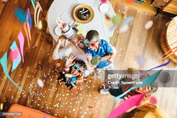 familie vieren van een verjaardag - parket stockfoto's en -beelden