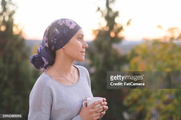 etnische vrouw kanker vecht staat buiten en overweegt haar leven - geduld stockfoto's en -beelden