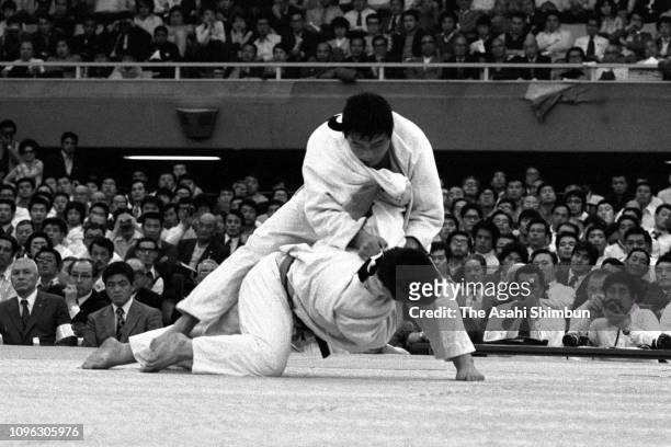 Haruki Uemura and Chonosuke Takaki compete in the final during the All Japan Judo Championship at Nippon Budokan on April 29, 1975 in Tokyo, Japan.