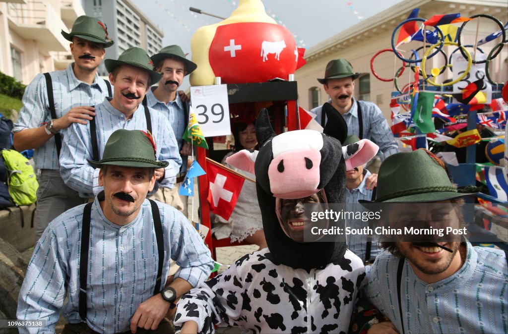 People enjoy the Sedan Chair Charity Race at the Peak.  30OCT16 SCMP/Sam Tsang