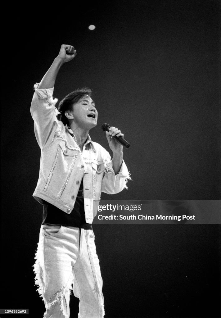 Veteran singer-songwriter Sam Hui Koon-kit at his concert in 1987. 16OCT87