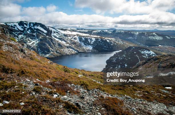 scenery view of crater lake in cradle mountain-lake st clair national park, tasmania. - cradle mountain stock pictures, royalty-free photos & images