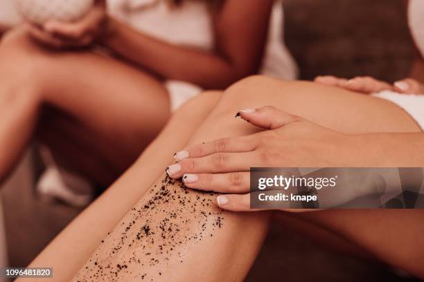 frauen crubbing mit kaffee im wellnessbereich - exfoliation stock-fotos und bilder