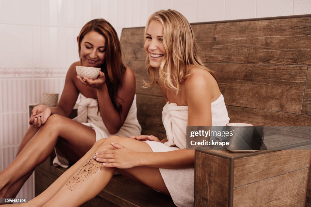 Mulheres crubbing com café no spa de saúde