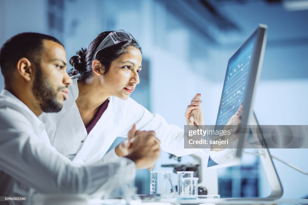 Scienziati che lavorano in Laboratorio