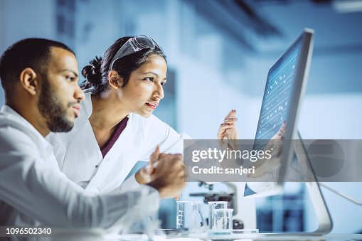 Scienziati che lavorano in Laboratorio Scienziati che lavorano in Laboratorio