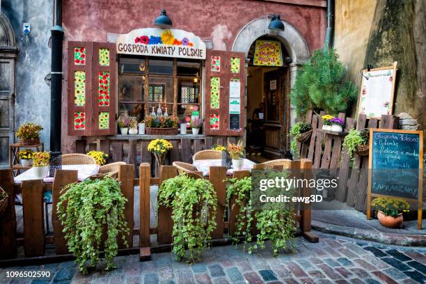 entrée du restaurant polonais traditionnel situé dans la vieille ville de varsovie - daily life in warsaw photos et images de collection