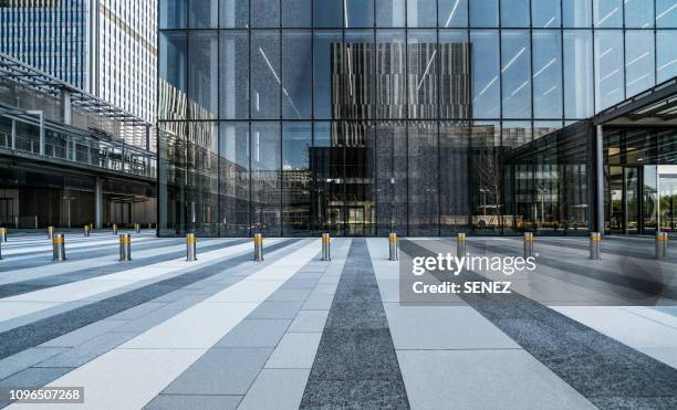 empty square front of modern architectures - glass entrance imagens e fotografias de stock