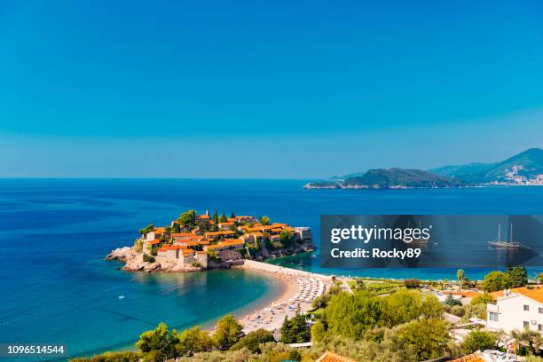 hemel op aarde – sveti stefan, montenegro - rocky coastline stockfoto's en -beelden