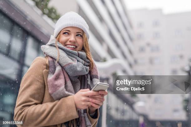 glad ung kvinna älskar vintern promenader. - girl scarf bildbanksfoton och bilder