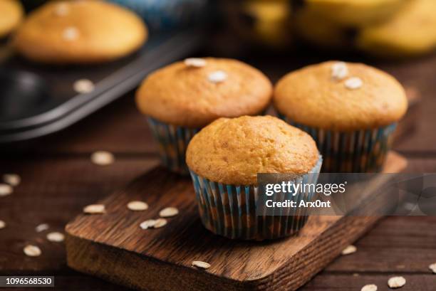 oat banana muffins - muffin à la banane photos et images de collection