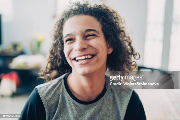 krullend tiener lachen - laughing teen stockfoto's en -beelden