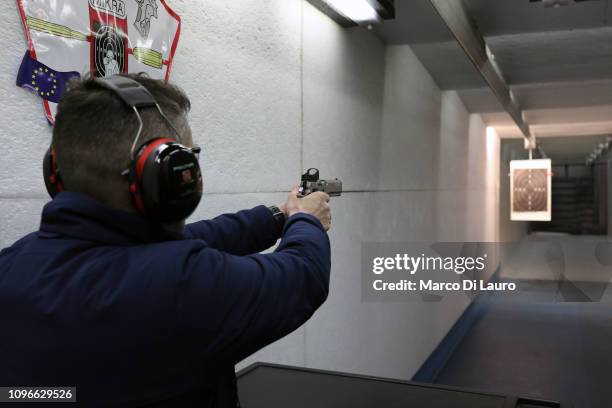 Gun Range Intructure Gun Range Instructor Photos and Premium High Res Pictures - Getty Images