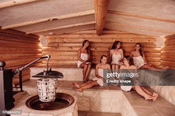 gruppe von frauen in der sauna - sauna stock-fotos und bilder