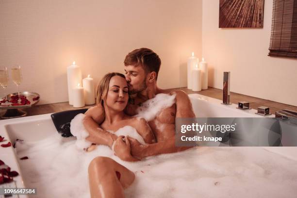 couple en bain moussant au champagne - couple bathtub photos et images de collection