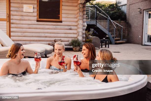 groupe de jeunes femmes s’amuser en plein air de la jacuzzi whirlpool - bain à remous photos et images de collection