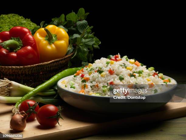 suikermaïs, rode paprika, groene erwten heerlijke gezonde risot - pilafrijst stockfoto's en -beelden