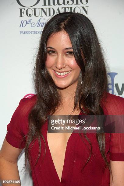 Musician Vanessa Carlton arrives at VH1's Save The Music 10th Anniversary Gala at The Tent at Lincoln Center on September 20, 2007 in New York City.
