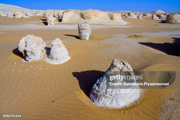 amazing landscape at white desert, the egyptian part of the sahara desert, egypt - white desert stock pictures, royalty-free photos & images