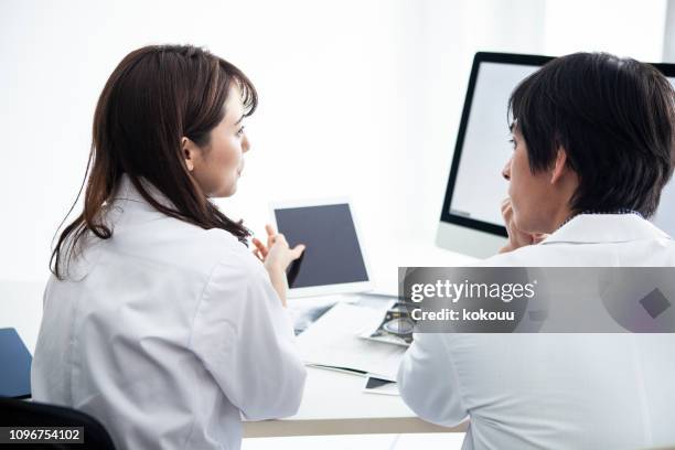 läkare pratar framför en persondator. - generals review 2018 bildbanksfoton och bilder