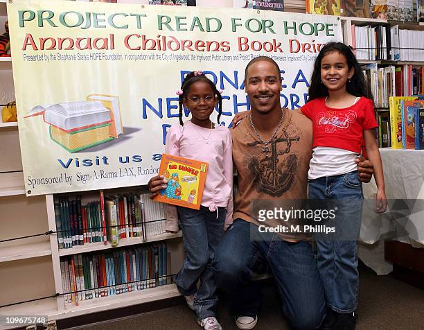 Kyra Hannah, Brian White and Susana Torres. Brian White visits Century Park Elementary in Inglewood, California on April 19, 2007.