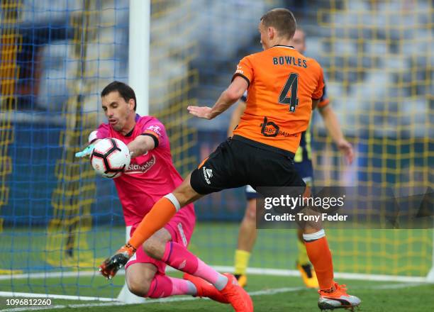 Daniel Bowles of Brisbane Roar contests the ball with Ben Kennedy of the Central Coast Mariners during the round 14 A-League match between the...