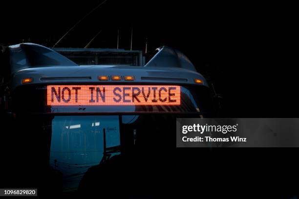 not in service sign on a bus - bus-out-of-service fotografías e imágenes de stock
