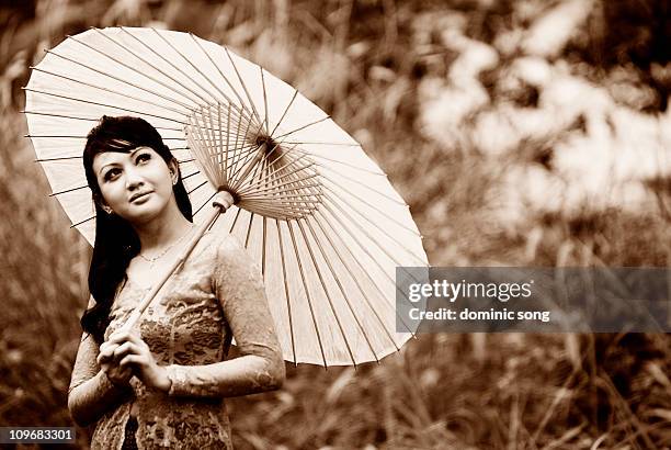 vintage malay lady - papierschirm stock-fotos und bilder