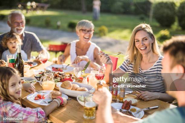 familie "mittagessen in der natur! - extended family outdoors spring stock-fotos und bilder