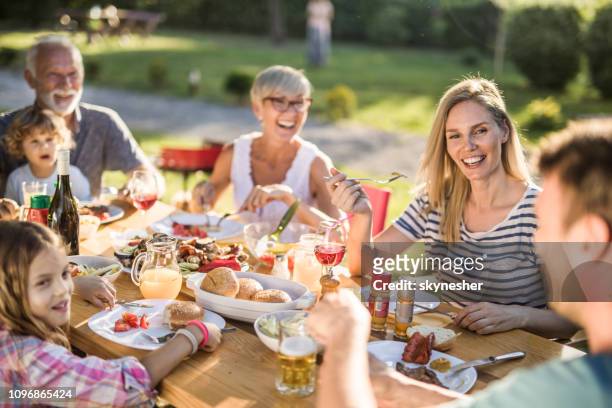 familie ' lunch in de natuur! - backyard picnic stockfoto's en -beelden