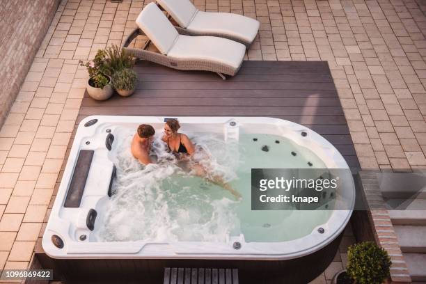 couple dans le bain à remous jacuzzi piscine spa - bain à remous photos et images de collection