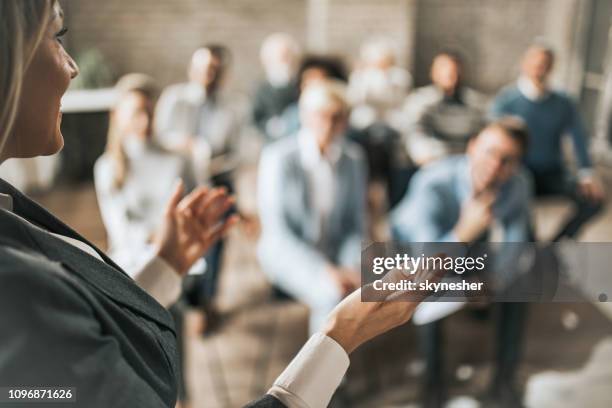 gerente mujer hablando al numeroso grupo de sus colegas en un seminario de negocios. - business talk frase corta fotografías e imágenes de stock