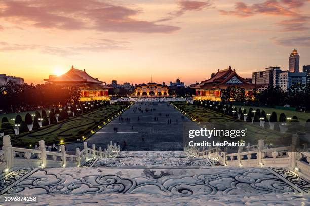 chiang kai-shek memorial hall in taipeh - taiwan - chiang kaishek gedenkhalle stock-fotos und bilder