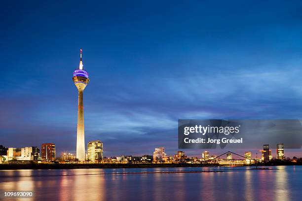 rheinturm and media harbour at dusk - düsseldorf skyline stock-fotos und bilder