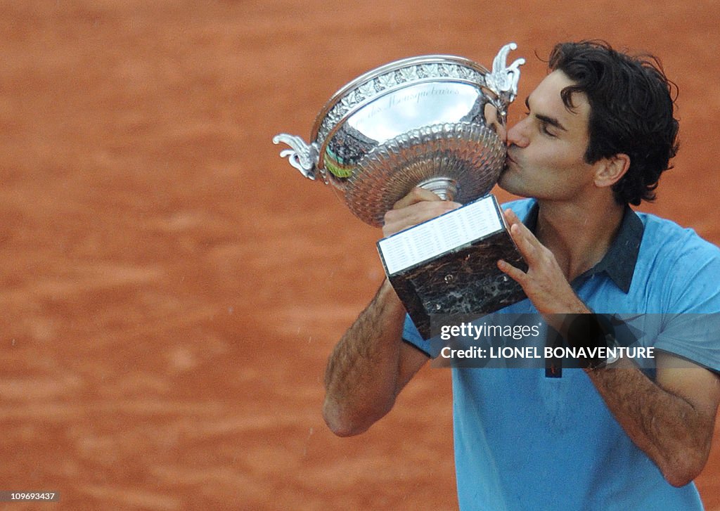 Swiss Roger Federer kisses the trophy af