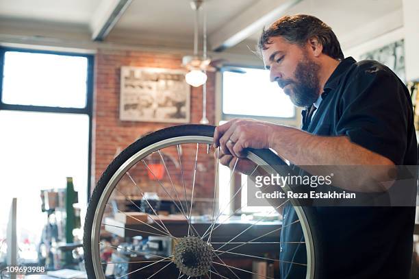 technician fixes bike tire - bicycle shop 個照片及圖片檔