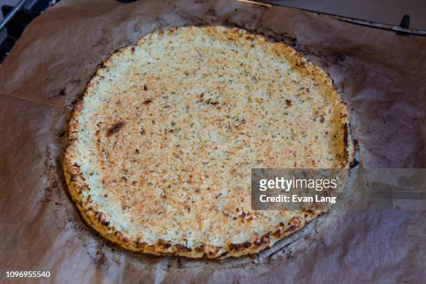 cauliflower gluten free pizza - pizza crispy stock-fotos und bilder
