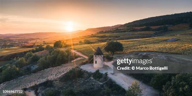 windmill at sunset, burgundy, france - vignes bourgogne photos et images de collection