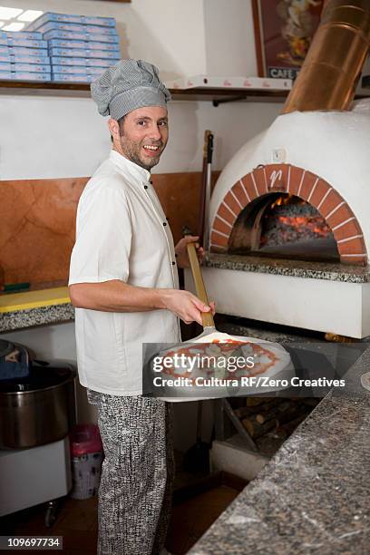 people in a pizzaria - pizzaugn bildbanksfoton och bilder