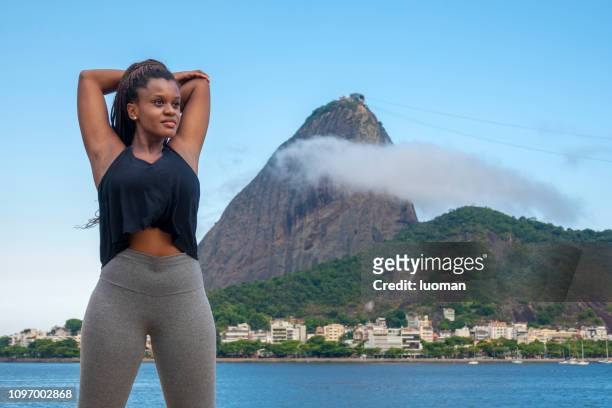 giovane donna nera brasiliana che fa ginnastica - concentração foto e immagini stock