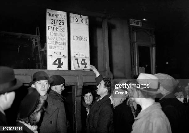 Passengers wait for the departure of the train going to London via Dieppe, in January 1945 in Gare Saint-Lazare in Paris, a few months after the...