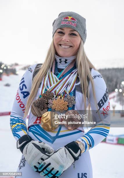 February 2019, Sweden, Are: Alpine skiing, world championship, downhill, ladies: Lindsey Vonn from the USA poses after the race with the medals of...
