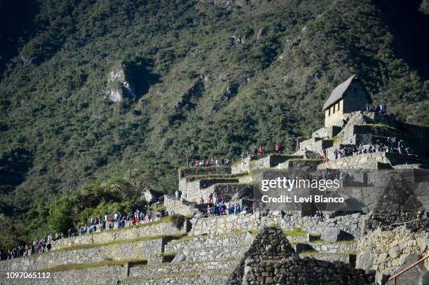 grande numero de turistas em machu picchu - inca people stock pictures, royalty-free photos & images