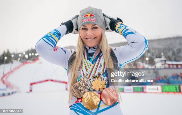 February 2019, Sweden, Are: Alpine skiing, world championship, downhill, ladies: Lindsey Vonn from the USA poses after the race with the medals of...